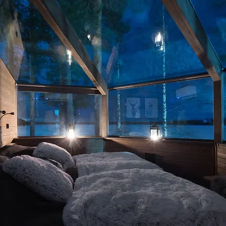 Revontuli Glass Igloos מלון 5*