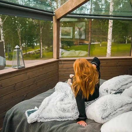 Revontuli Glass Igloos מלון 5*